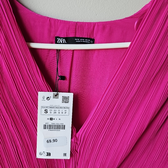 V-neck midi dress with wide long sleeves. Pleated fabric. - Picture 5 of 5